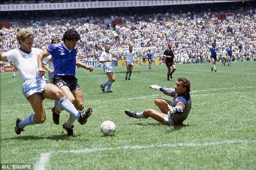 Phát lại 'Bàn thắng thế kỷ' của Diego Maradona