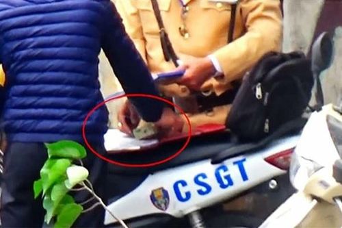 Đưa tiền hối lộ cho Đại úy CSGT, nam thanh niên bị phạt 4 triệu đồng