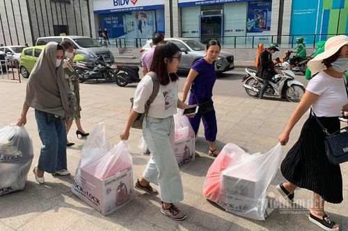 Chị em lập đội săn sale Black Friday, khuân cả siêu thị về nhà
