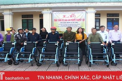 Trao tặng 65 xe lăn cho người khuyết tật ở Vũ Quang, Nghi Xuân