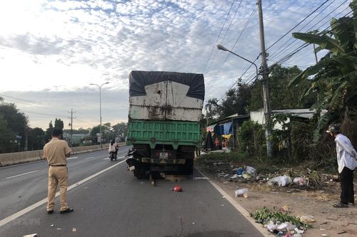 Lái xe máy đâm vào xe tải đỗ ven đường, nam thanh niên tử vong