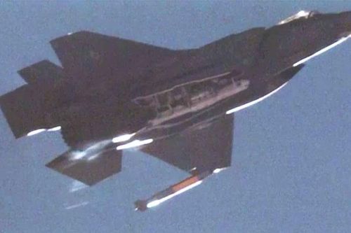 Tiêm kích F-35 của Mỹ lần đầu tiên thả bom hạt nhân