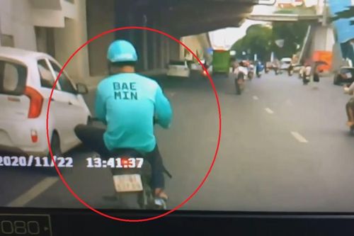Clip: Thanh niên vừa sử dụng điện thoại, vừa lái xe rồi 'xi nhan' theo kiểu chẳng giống ai đầy nguy hiểm