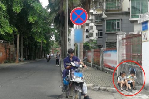 Ngồi đợi con ăn sáng trước giờ đến trường, ông bố nhận 'cơn mưa' lời khen từ CĐM bởi hành động này