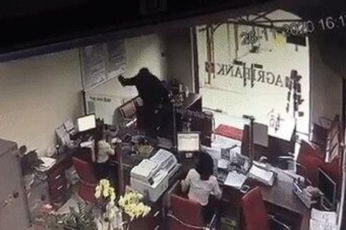 Camera ghi cảnh đối tượng bịt mặt xông vào đe dọa nhân viên, cướp ngân hàng ở Đồng Nai