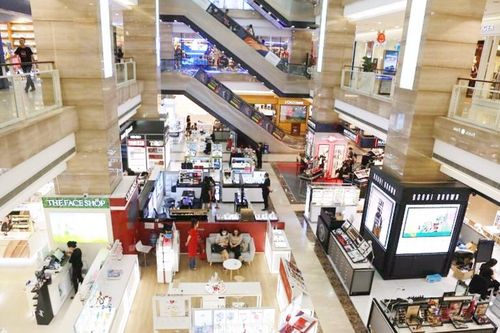 Các cửa hàng đồng loạt treo biển giảm giá 'khủng' nhưng vẫn vắng tanh khách ngày Black Friday