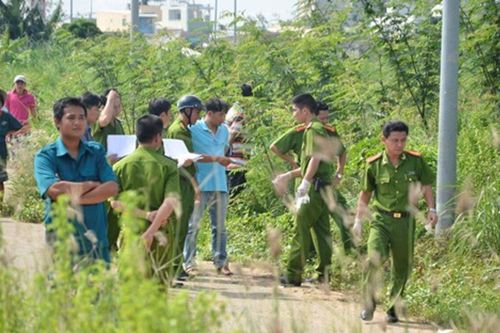 Bị nam thanh niên đánh úp từ phía sau, tài xế xe ôm bỏ xe máy chạy thoát thân