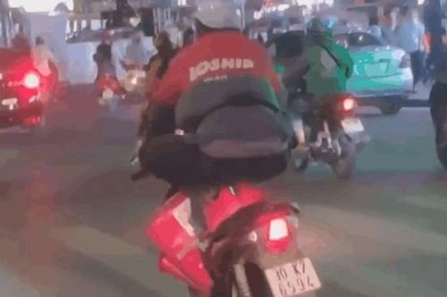 Clip: Nam shipper ngồi xổm trên yên xe máy, lạng lách đánh võng trên đường khiến nhiều người thót tim