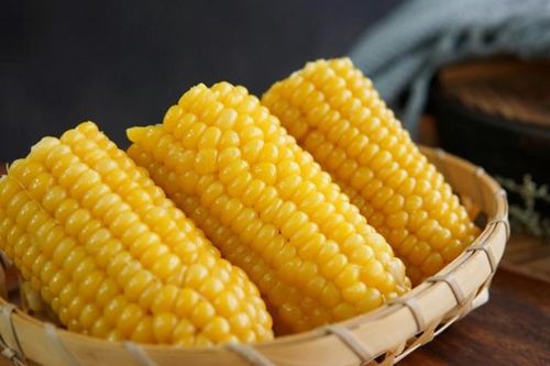Chỉ luộc ngô với nước thật thiếu sót, thêm 4 thứ nữa ngô ngọt, thơm hơn bán ngoài đường.