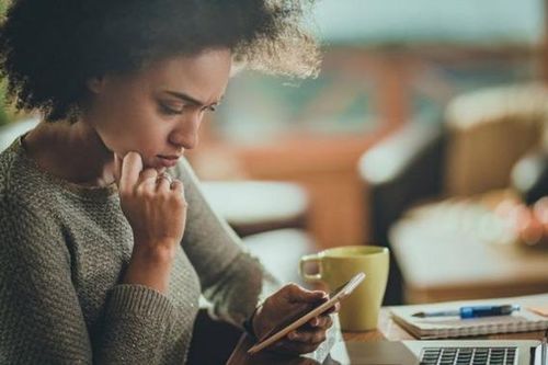Mạng xã hội là nguồn cơn của chứng 'nghiện điện thoại'