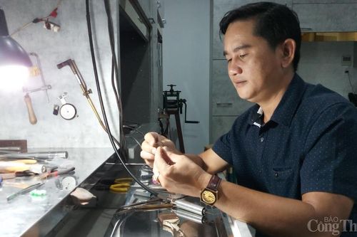 Nghệ nhân trẻ Nguyễn Tiến Hoàng: Đôi bàn tay 'ma thuật' trong chế tác kim hoàn