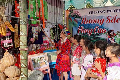 Hơn 300 học sinh tham gia Ngày hội Văn hóa dân tộc Thái, dân tộc Mông