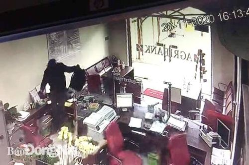 Truy bắt đối tượng xông vào phòng giao dịch ngân hàng để cướp