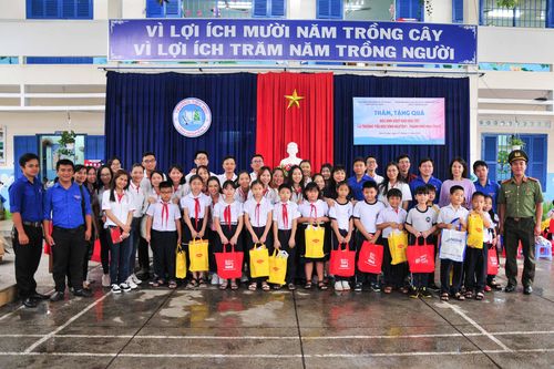 Trao 40 phần quà cho học sinh vượt khó Trường Tiểu học Vĩnh Nguyên 1