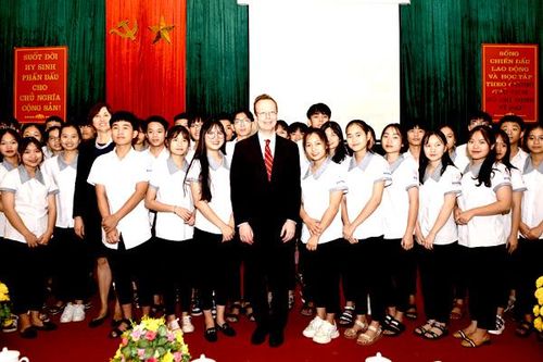 Phó Đại sứ Hoa Kỳ thăm, giao lưu tại Trường Phổ thông Dân tộc nội trú THPT tỉnh
