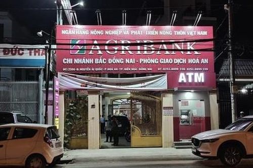 Truy bắt thanh niên bịt mặt xông vào ngân hàng đe dọa cướp tiền