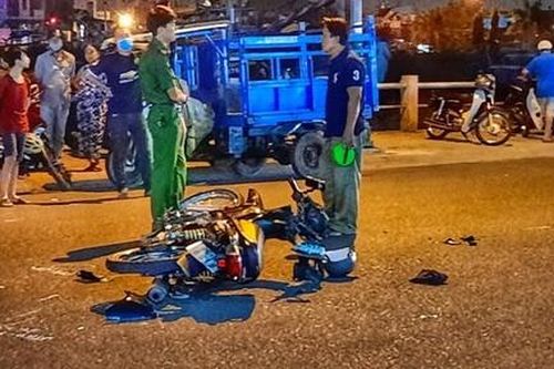 Cô gái biểu diễn phun lửa để bán hàng, bị xe tông tử vong