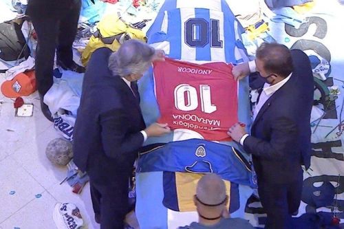 Tổng thống Argentina rưng rưng nước mắt, xếp áo tiễn đưa Maradona