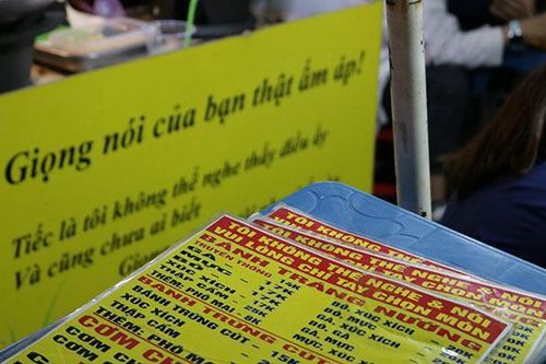 Có một quán cơm cháy 'im lặng' nhất Sài Gòn