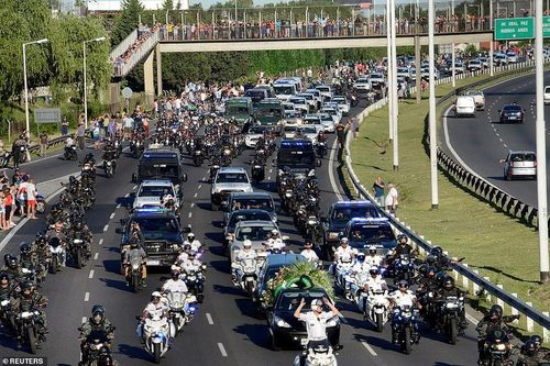 CĐV ken chặt đường phố, tiễn đưa Maradona về nơi an nghỉ cuối cùng