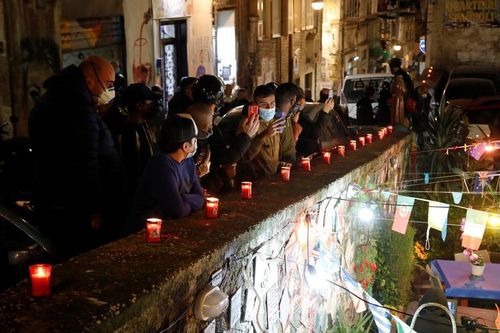 Naples khóc nghẹn, vĩnh biệt vị thánh bóng đá Diego Maradona