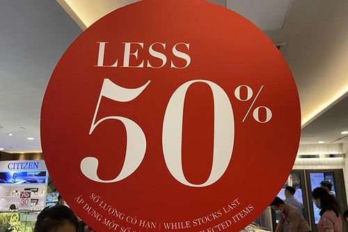 Chen nhau mua hàng giảm giá trong ngày Black Friday tại TP.HCM