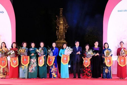 Giới thiệu các sản phẩm sáng tạo của phụ nữ Hà Nội và vùng Đồng bằng sông Hồng