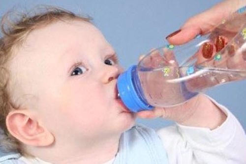 Bỏ ngay 4 thói quen này nếu mẹ muốn nuôi con khỏe mạnh