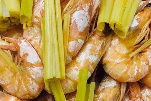 Rã đông theo cách lạ kỳ, tôm tươi rói như vừa đánh bắt, luộc lên ngọt lịm, thấm đẫm vị biển khơi