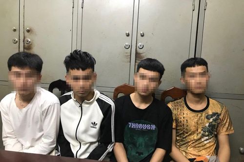 Nhóm thanh niên 'kẹp' 4, mang theo hung khí lúc nửa đêm