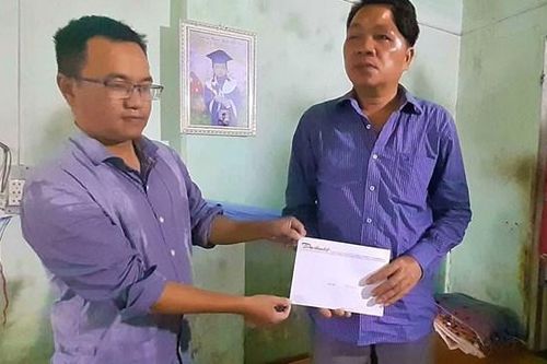 VP báo Đại Đoàn Kết trao tiền bạn đọc gửi ông mù bị cướp tài sản