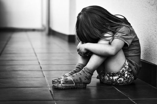 Bé gái Ấn Độ bị cô giáo dùng diêm đốt bỏng môi