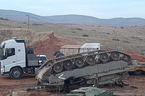 Xe tăng Israel lật ngửa khi chạy lên xe tải chuyên dụng