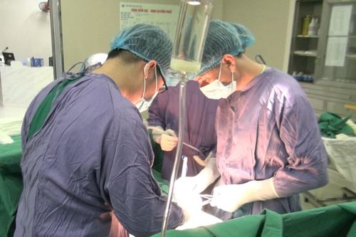 Người đàn ông bị sốc mất máu do vết đâm phức tạp
