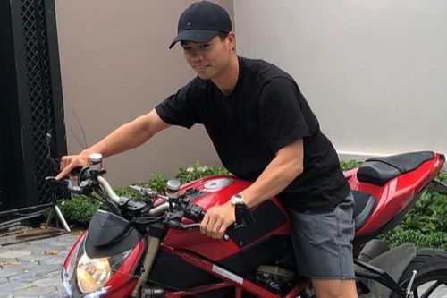 Công Phượng làm xe ôm trong phim đám cưới của Đông Triều