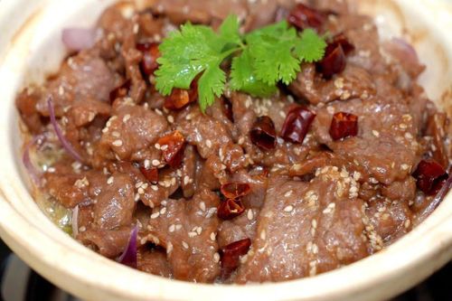 Phương pháp ướp và xào thịt bò với hành, cần tây