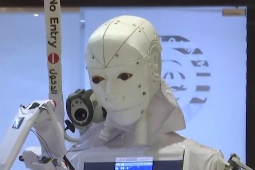 Robot chăm sóc bệnh nhân nhằm giảm nguy cơ lây nhiễm Covid-19