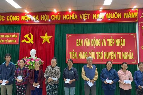 Tặng quà cho người dân bị thiệt hại nặng do thiên tai ở Quảng Ngãi
