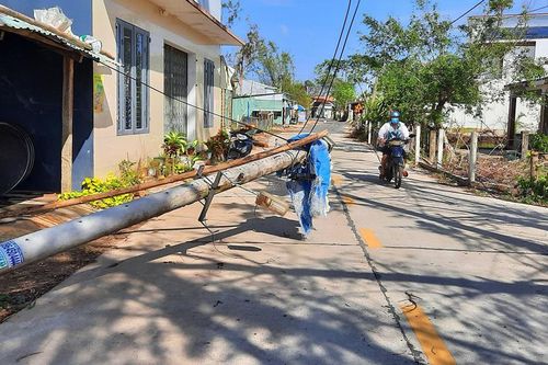 Trụ viễn thông 'chiếm' đường