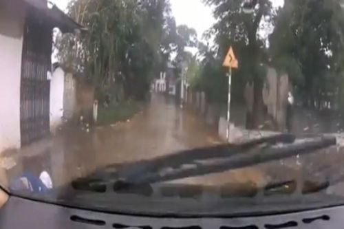 Thanh niên đầu gấu đấu đầu với xe ô tô đi ngược chiều