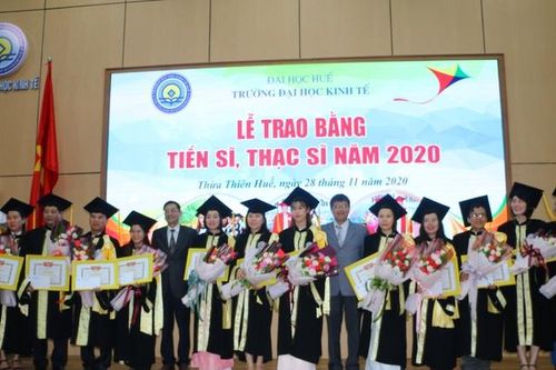 Trường ĐH Kinh tế Huế trao bằng tốt nghiệp tiến sĩ, thạc sĩ khóa 2018-2020