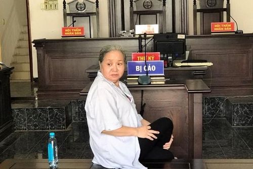 TPHCM: Tạm hoãn phiên xử nữ tiến sĩ thuê người tạt axit nhân tình của chồng