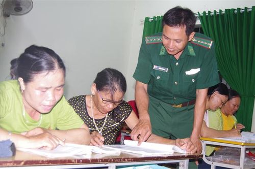 Những lớp học xóa mù chữ nơi vùng biên giới Ia Rvê
