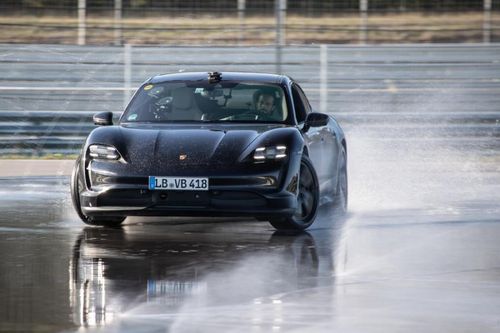 Porsche Taycan lập kỷ lục cú drift bằng xe điện dài nhất thế giới