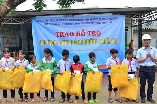 PC Quảng Ngãi trao quà hỗ trợ học sinh và các hộ gia đình vùng bị ảnh hưởng bão