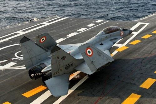 Cất cánh từ tàu sân bay, tiêm kích MiG-29K lao xuống Biển Ả Rập