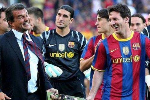 Messi muốn ở lại Barca, Man City chưng hửng