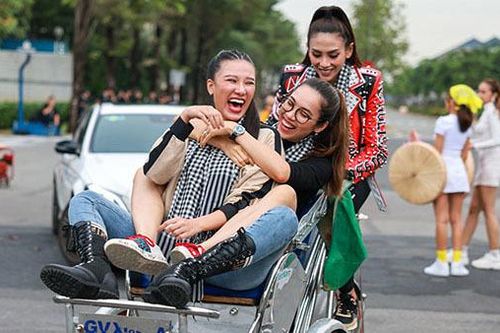 Á hậu Hoàng My, siêu mẫu Võ Hoàng Yến ngã nhào khi đạp xích lô
