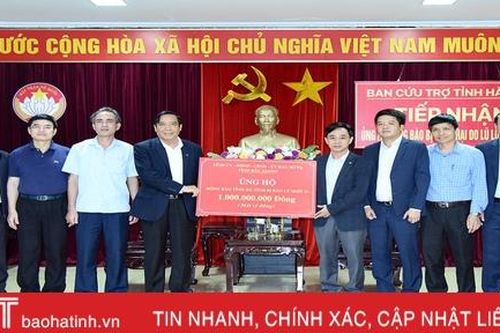 Đoàn công tác Ban Tổ chức Trung ương và tỉnh Bắc Giang hỗ trợ người dân vùng lũ Hà Tĩnh hơn 2 tỷ đồng