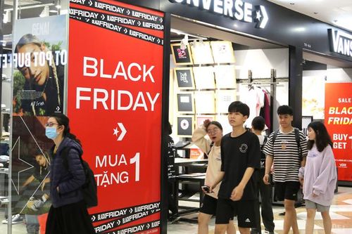 Mải sắm đồ Black Friday, nhiều người chủ quan không đeo khẩu trang